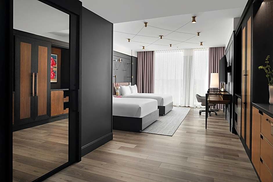 Renaissance Milwaukee West Hotel