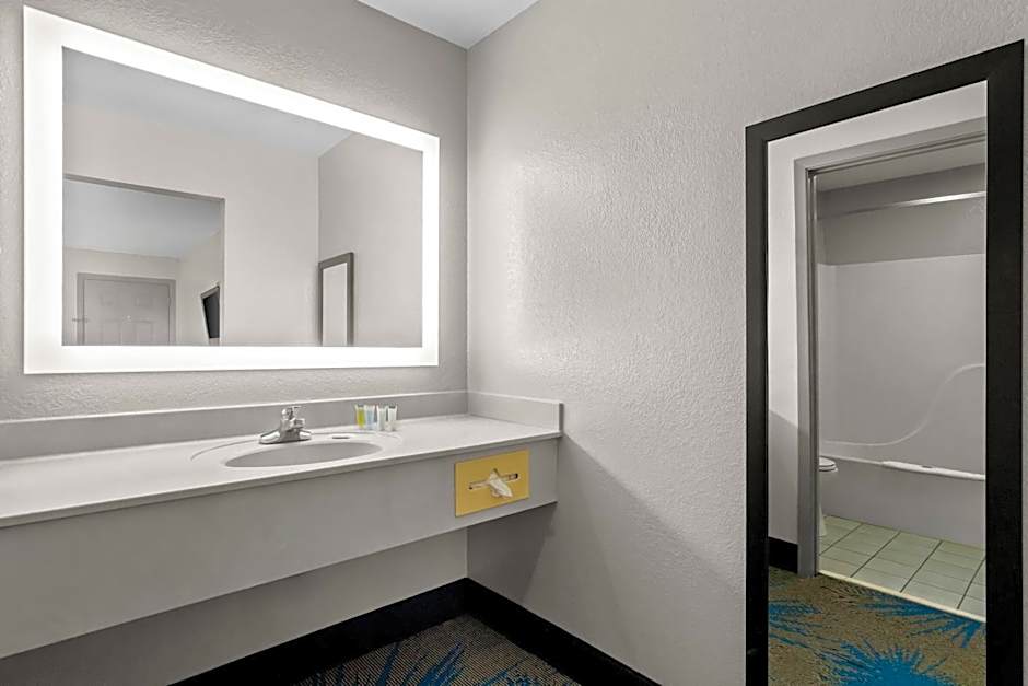Days Inn by Wyndham Ocean Springs