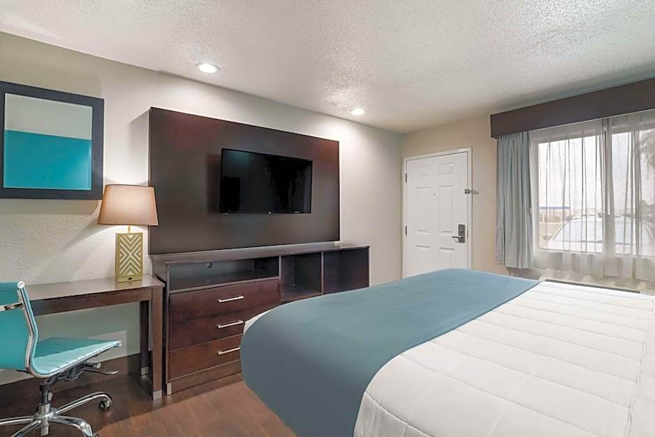 Spanish Trails Inn - Laredo Hotel