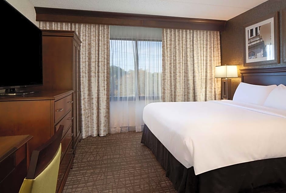 Embassy Suites by Hilton Philadelphia Airport