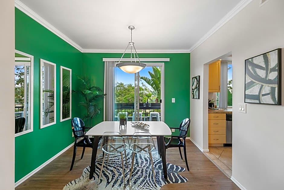 Beverly Hills Glamour Oasis 2 BR Apt with Parking 304