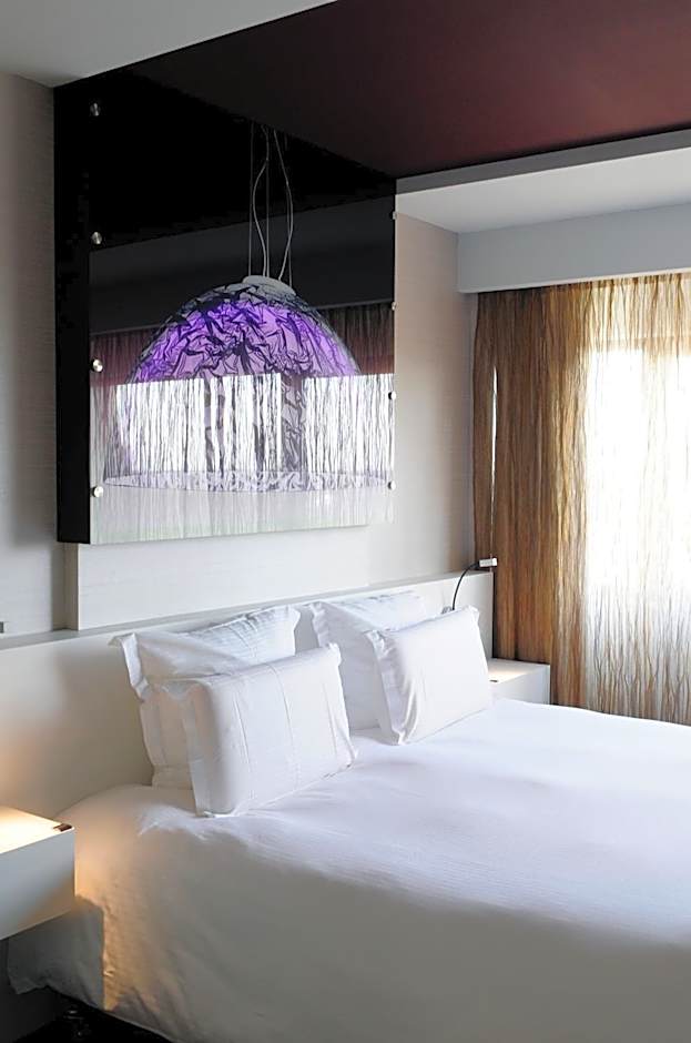 Photo 1 of 10 of Deluxe 1 Queen Bed