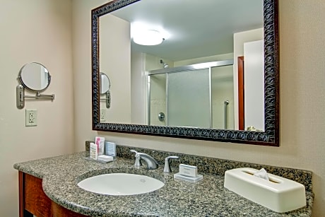 1 King Bed With Whirlpool Nonsmoking