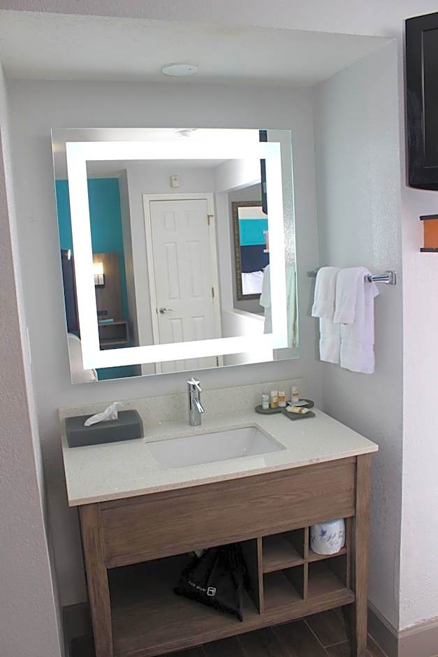 La Quinta Inn & Suites by Wyndham Oceanfront Daytona Beach