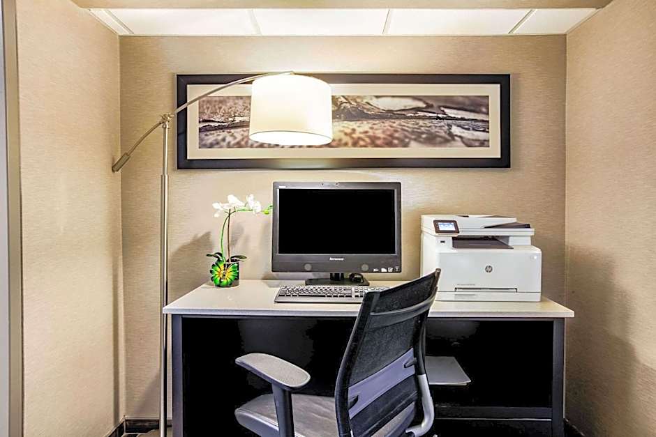 La Quinta Inn & Suites by Wyndham Houston Baytown East