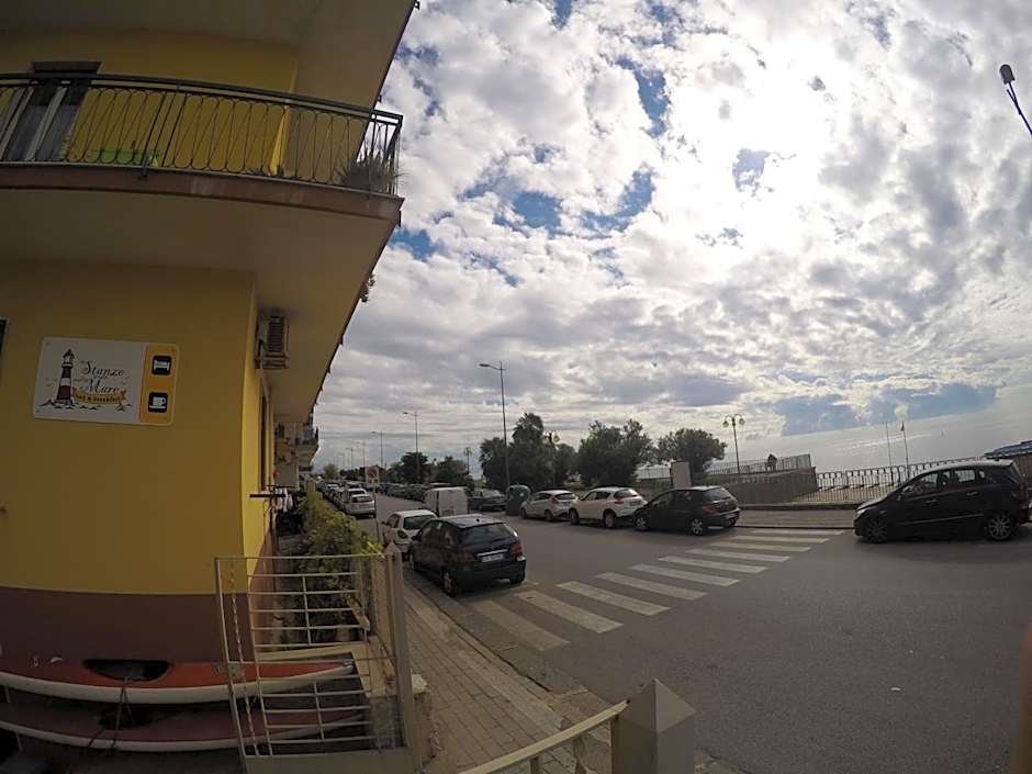 Stanze sul Mare B&B and Apartment