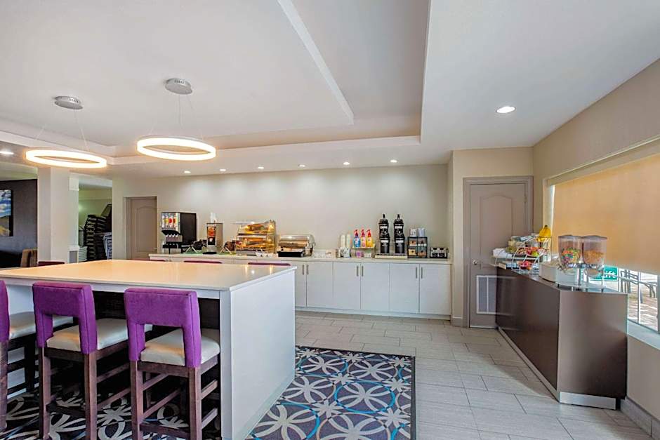 La Quinta Inn & Suites by Wyndham Mission At West Mcallen