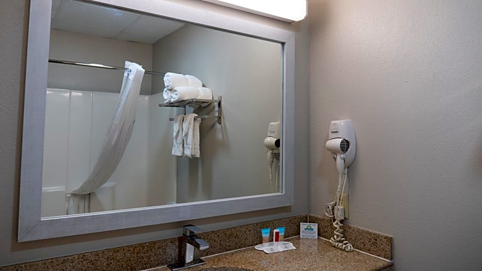 Days Inn & Suites by Wyndham Savannah North I-95