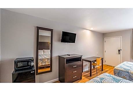 2 Queen Beds | Smoking, Micfridge