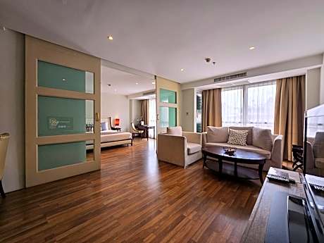 Deluxe One-Bedroom Suite