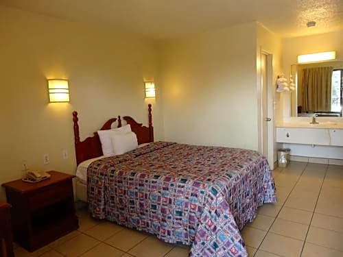 Super 6 Inn & Suites Pensacola