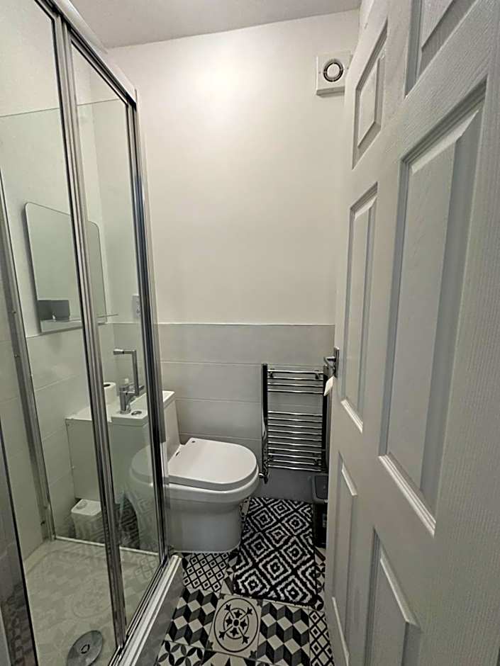 Lovely Town house Room 1