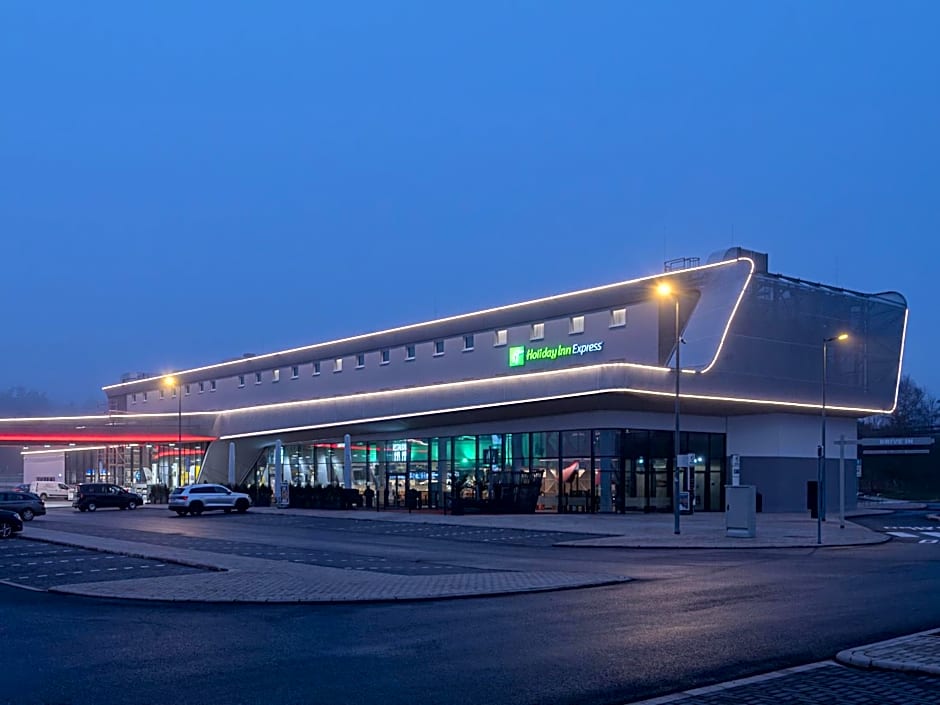 Holiday Inn Express - Hamburg South A7-AS42 By IHG