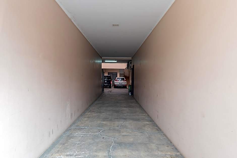 RedDoorz Syariah near Exit Toll Subang