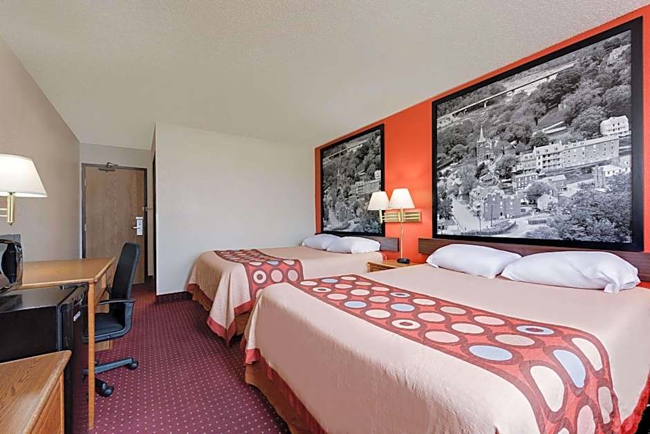 Hillside Inn & Suite