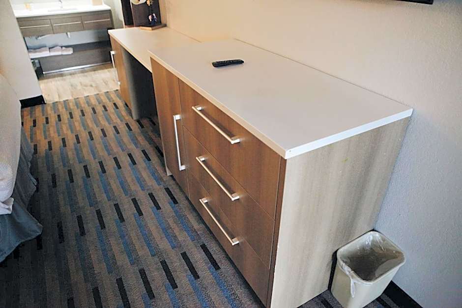 All Seasons Inn & Suites