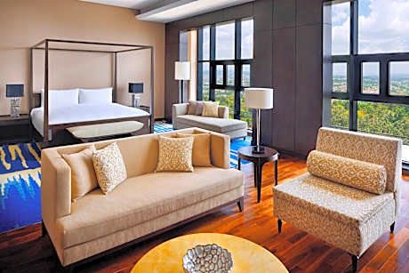 Executive Lounge Access, Presidential Suite, 1 King, Panoramic City View, Pool View, Balcony