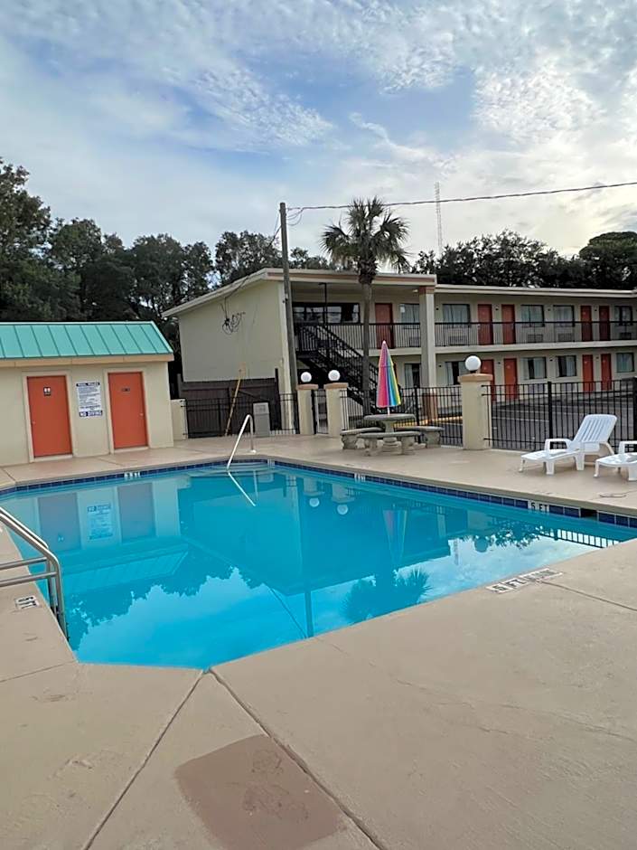 Hole Inn the Wall Hotel - Fort Walton Beach - Sunset Plaza - near Beaches & Hurlburt