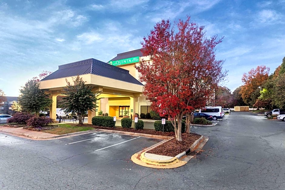 CLT Airport Inn & Suites