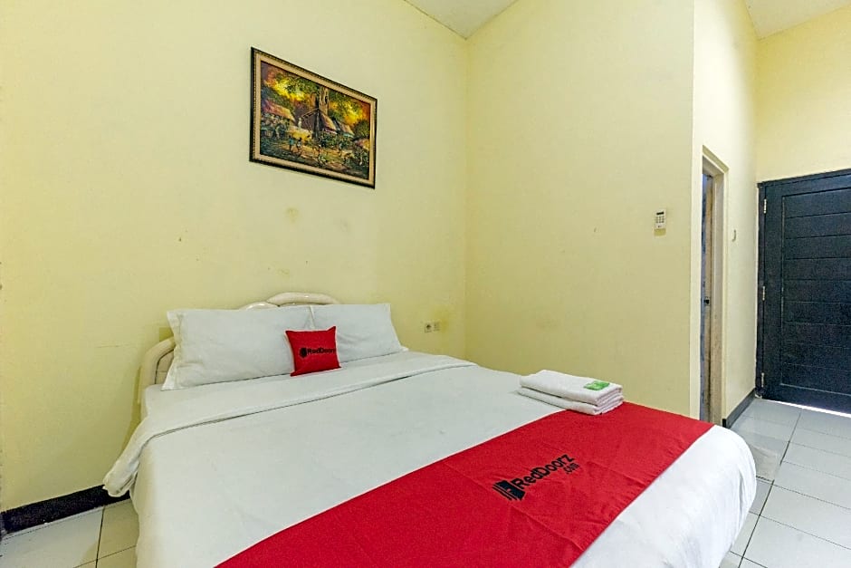 RedDoorz @ Kings Hotel near CSB Mall