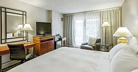 City View 1 King Mobility Access w/ RI Shower