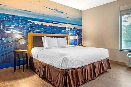 King Suite - Accessible/Non-Smoking