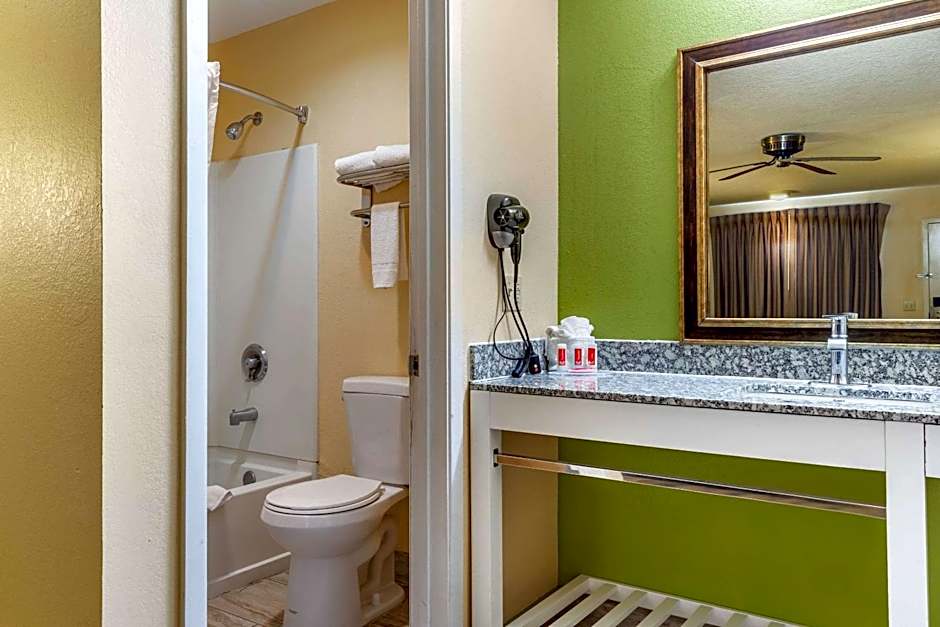 Econo Lodge West - Coors Blvd