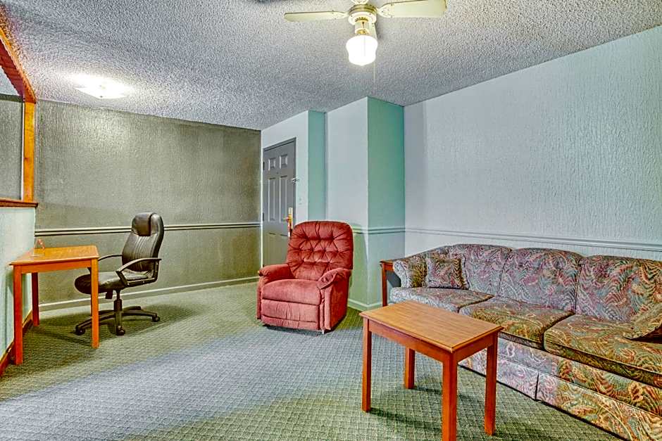 OYO Townhouse Tulsa Woodland Hills