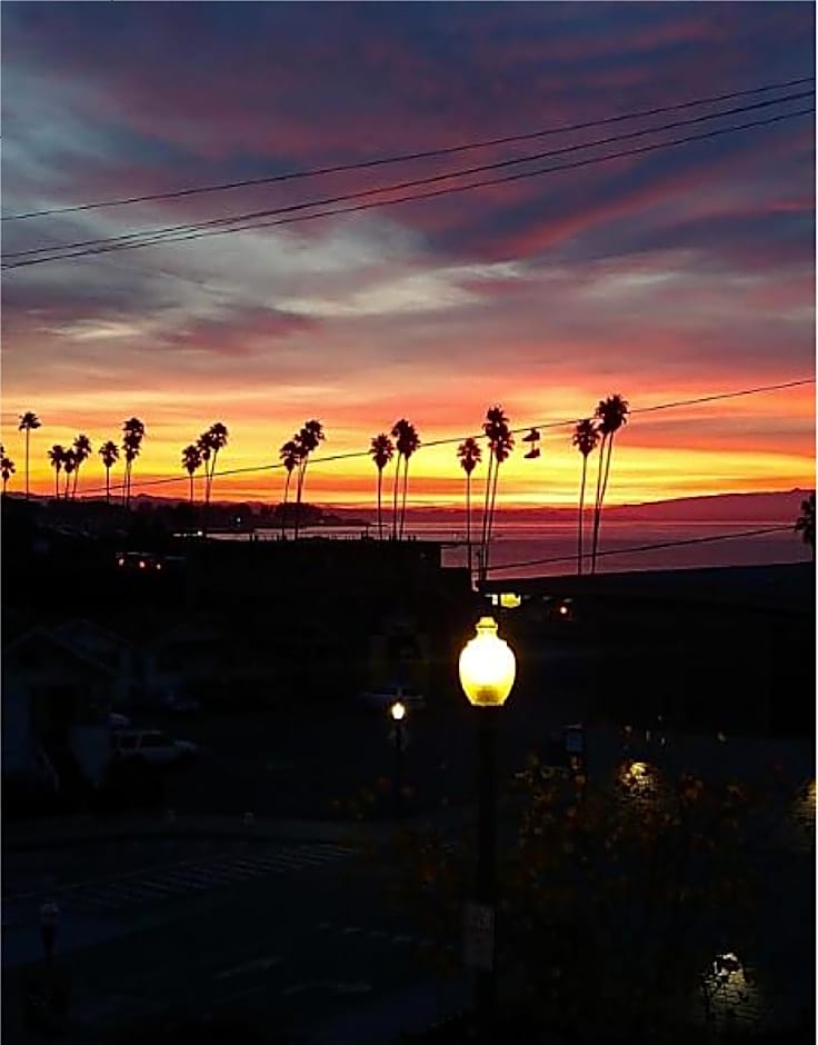 Howard Johnson by Wyndham Santa Cruz Beach Boardwalk