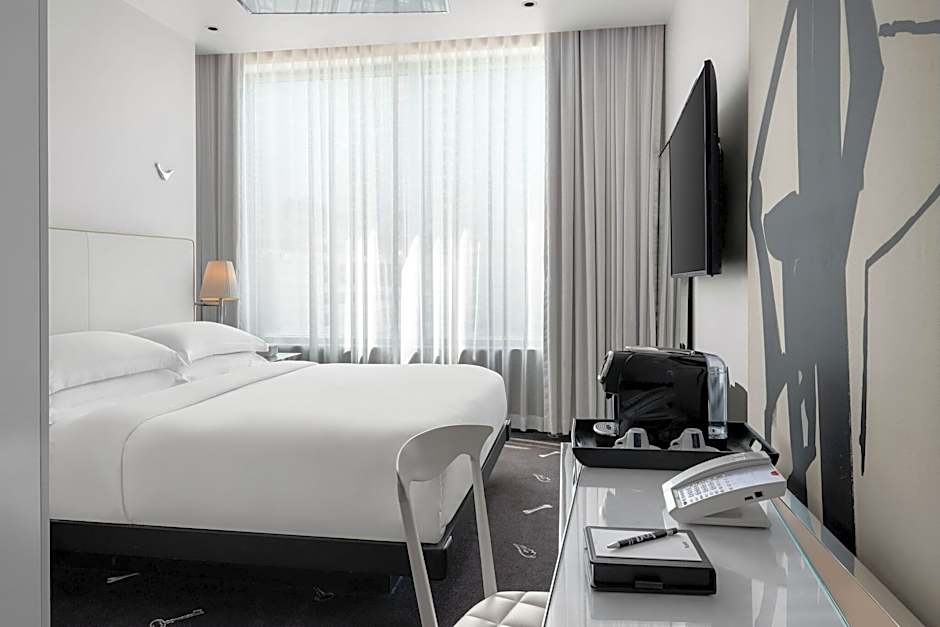 Photo 1 of 5 of 1 King Bed, Hearing/Mobility Accessible, Roll in Shower, City View