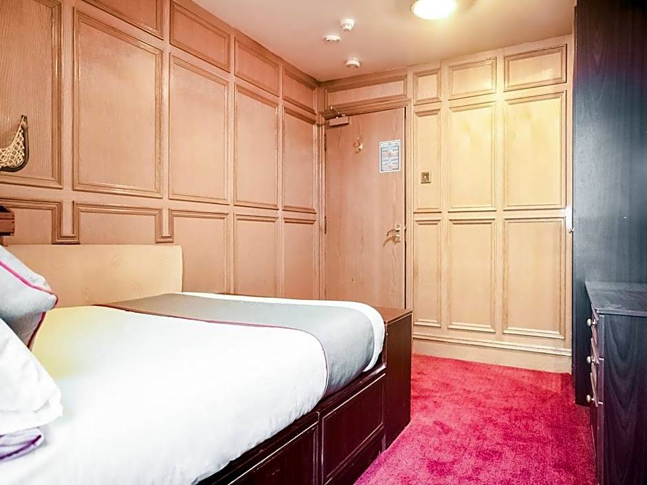 OYO The Rowers Hotel