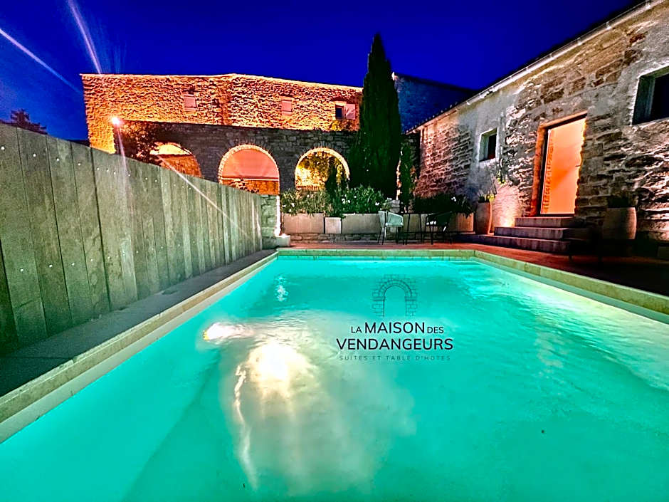 La Maison des Vendangeurs - TABLE D'HÔTES le soir du jeudi au dimanche- Jacuzzi - Balnéo SPA - ACCES PISCINE pour toutes les chambres sauf STUDIO COQUET- Piscine de mai à mi-octobre