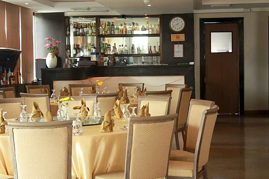 The Pinnacle Hotel and Suites