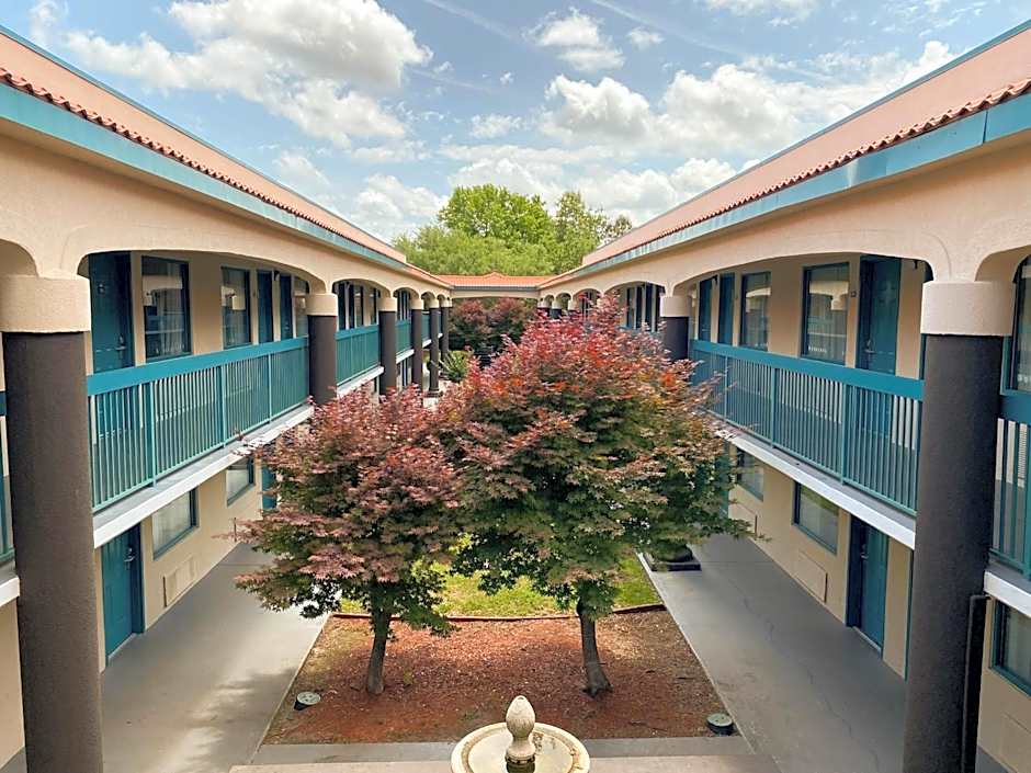 Studio 6 Savannah, GA- Gateway & I-95