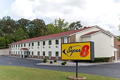 Super 8 by Wyndham Radcliff Ft. Knox Area