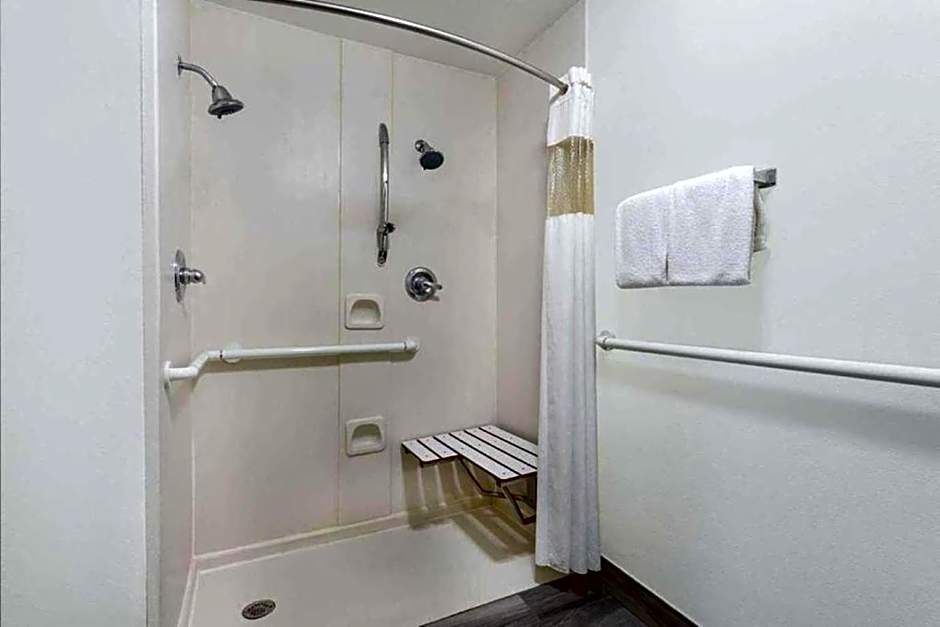 Clarion Pointe - Greensboro Coliseum Area