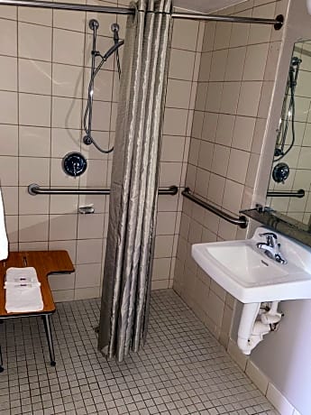 Double Room - Disability Access - Roll In Shower