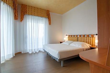 Deluxe Double Room with Side Sea View