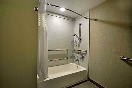 1 King Mobility/Hearing Access Tub Studio Ns