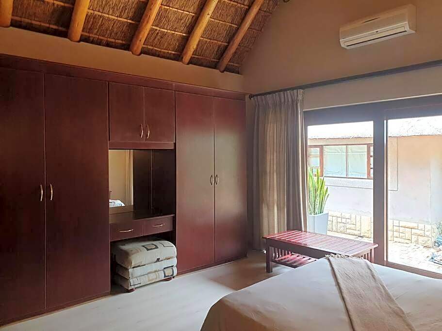 Zebula Golf and Wildlife Estate - Toktokkie Knocking Pax 20 - Moi Signature Luxury villa