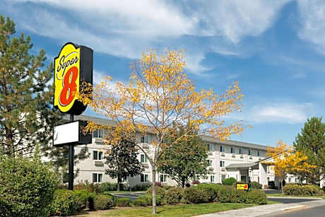 Super 8 by Wyndham Redmond