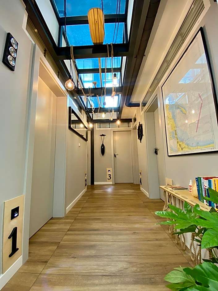 Thruster - Rooms, Kitchen, Chill-Out Zone-Netflix, Lobby-Netflix