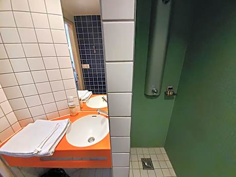 Bed in 4-Bed Male Dormitory – Disability access– Shared Bathroom