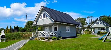 Szary domek nad jeziorem