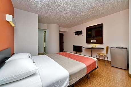 1 Queen Bed | Mobility Accessible Tub Nsmk