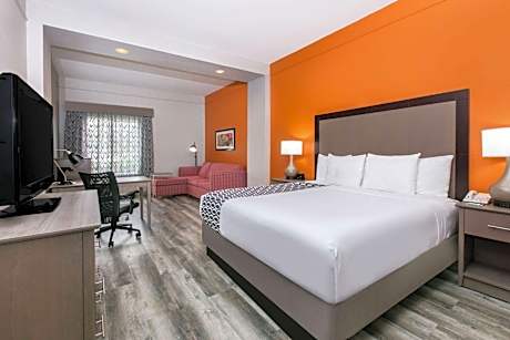 1 King Bed, Deluxe Studio Mobility/Hearing Access Room, Tub w/ Grab Bars, NSMK