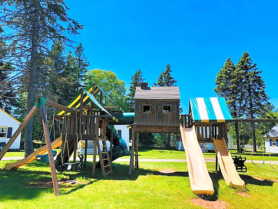 Green Gables Bungalow Court