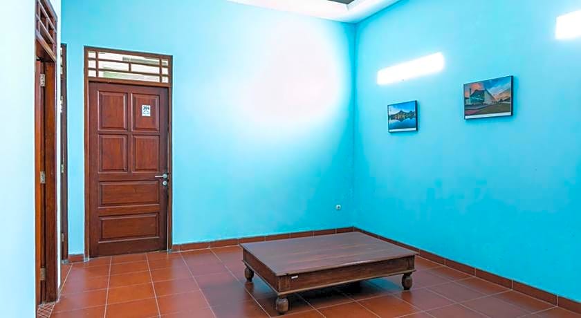 RedDoorz near Puro Mangkunegaran