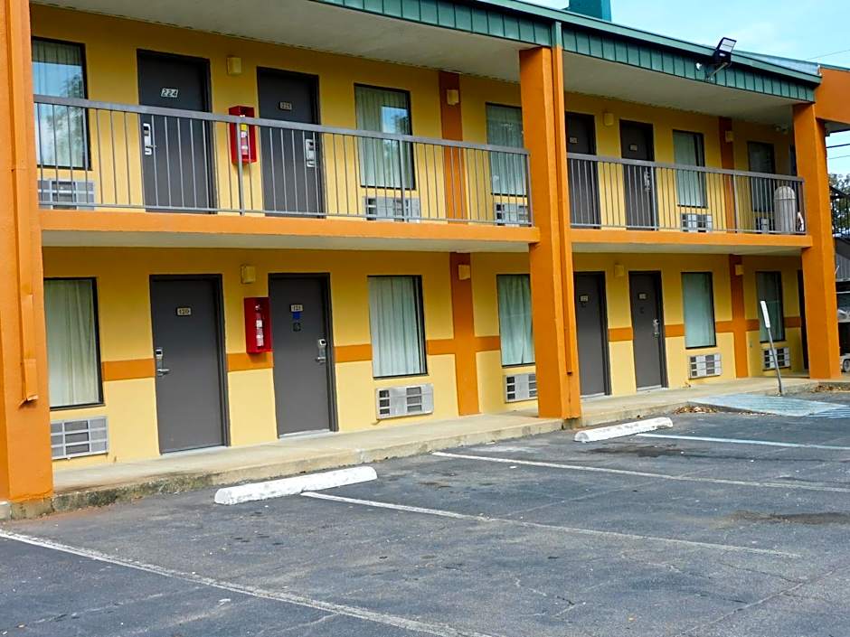 Camilla Inn & Suites
