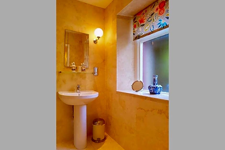 No 6 The Square Tearooms & Accommodation